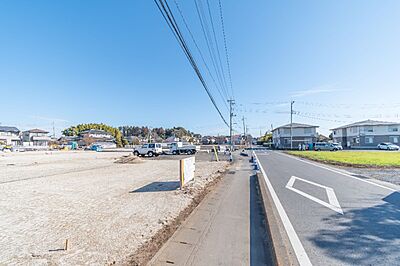 外観：全面道路含む現地写真