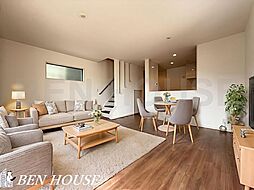 下末吉5丁目　両面道路の築浅2階建て邸宅