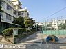 周辺：川崎市立菅生小学校 徒歩11分。教育施設が近くに整った、子育て世帯も安心の住環境です。 820m