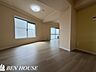 リビング/ダイニング：・4階角部屋に位置しており開放感ございます、採光もたっぷり取り込むことができます・クッションフロアで適度な柔らかさがあり、物を落としても割れにくく、転倒時の衝撃も緩和されるため小さなお子様にも安心
