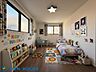 子供部屋：・お子様が安心して遊び、学び、創造力を育める明るく開放的な空間。成長に合わせて自由に使えます・おもちゃや学校の道具もすっきりと片付けられるクローゼット付で、成長と共にどんどん荷物が増えても安心！