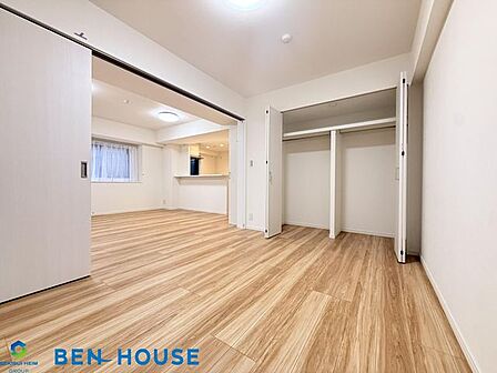・南向き角部屋で採光たっぷりのお部屋・専用庭等含め100平米超3SLDK間取り・大切なペットと一緒にお住まいいただけます(飼育細則有)・玄関ポーチ付きで戸建て感覚のプライバシー確保