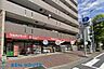 周辺：調剤薬局ツルハドラッグ新城駅前店 徒歩3分。いざという時に必要品が買えるドラックストアは近隣にあると安心です。 200m