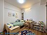 子供部屋：(本画像はＡIで作成しており、実際に現地に家具は置かれておりません。また、価格に家具、家電は含まれておりません)・家具を配置してもご家族皆さまでゆったり過ごせます・是非ご確認ください