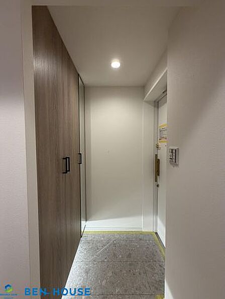 ・来訪者が一目でわかるモニター付きインターフォン。お子様のお留守番も安心・大きなシューズボックスで家族全員の靴もしっかり収まります・姿見も付いており、お出掛け前の身だしなみチェックに重宝します