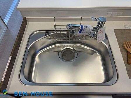 ・シンク下の収納は使いやすい引き出しタイプ。お鍋など大きな調理器具もスッキリ収納でき、取り出しもラクラクです。キッチンスペースもゆったりしており、ご家族でお料理愉しめます是非お問い合わせ下さい