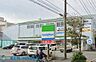 周辺：ファミリーマート鶴見寛政町店 徒歩7分。時間がない時にさっと寄れて便利なコンビニ。 550m