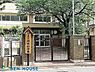 周辺：川崎市立川崎小学校 徒歩2分。教育施設が近くに整った、子育て世帯も安心の住環境です。 110m