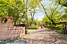 周辺：大森貝塚遺跡庭園 徒歩23分。「大森貝塚碑」やモース博士の胸像、貝層の剥離標本、公園中央に位置する縄文の広場にはミスト噴水があり、四季の移ろいを感じる緑豊かな住環境です。 1830m