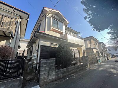 外観：周辺は、低層住宅が建ち並ぶ閑静な住宅街です。緑豊かな住環境で落ち着いた暮らしが叶います。