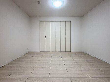 様々なテイストのインテリアと相性の良い、シンプルな内装です。お好みのお部屋作りが楽しめます。