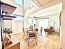リビング/ダイニング：自然と笑顔が溢れるLDKです。お好きな小物や写真を飾り、お住まいづくりをお楽しみください。（家具や備品は販売価格に含まれません）