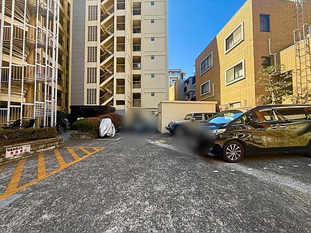 マンションの敷地内駐車場です。サイズ制限・最新の空き状況等、お気軽にお問い合わせください。