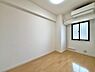寝室：「約5.5帖洋室」子供部屋はもちろん、仕事部屋や趣味のスペースなど、多用途に活用できます。全居室収納付きです。※リフォーム前の写真です。リフォームはクロスのみになります。