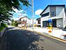 外観：「前面道路含む現地写真」前面道路は見通しの良い直線道路で、車の出し入れや歩行時も安心です。複数台の車を使う家庭や、送り迎えの多い子育て世帯にも快適な立地です。