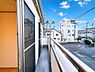 バルコニー：「バルコニー」2部屋にまたがる、南西向きのバルコニーです。明るい陽光がさんさんと注ぎ、洗濯物もからりと乾きそうです(天候による)。※バーチャル加工を施しています。