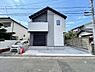 外観：前面道路は幅員6m以上の広さが確保され、車のすれ違いもスムーズです。※バーチャル加工を施しています。