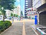外観：「アルカーデンシティリンクス新宿」エントランスは、ベビーカーでの走行の際に快適なスロープ付きです。自動販売機がマンション前にあります。