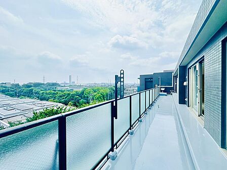 洗濯物を干す以外にも、生活スタイルに合わせて様々な用途で活用できるバルコニーです。