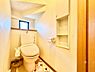 トイレ：窓を開放して、自然換気ができるトイレです。トイレットペーパーや掃除用品を保管できる棚も付いています。※バーチャル加工を施しています。