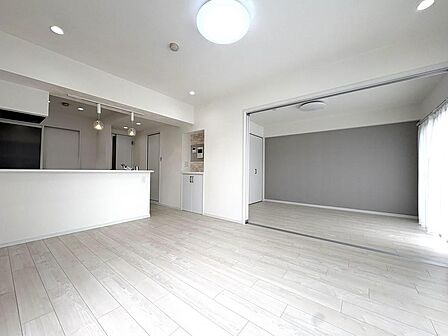 LDKと隣接する洋室の引き戸を開放することで、広々とした空間としても利用可能です。