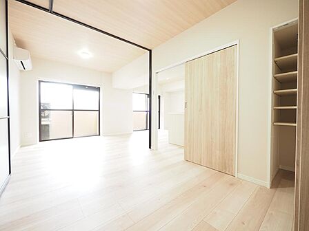 LDに隣接した洋室です。扉を開放して一体利用も可能で、シーンに応じて使い分けることができます。
