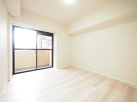 窓から自然光が差し込みます。プライベートな時間も心地よく過ごせそうです。