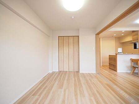 リビングに隣接した洋室です。引き戸仕様で、戸を開放してリビングと一体利用も可能です。