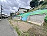 外観：「前面道路含む現地写真」接道は、北側公道:現状幅員約5.02m、南側公道:現状幅員約4.07mです。現地にて、実際の陽当たりの状況や前面道路の交通量、周辺環境などをご確認くださいませ。