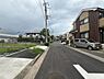 外観：前面道路はアスファルト舗装されています。