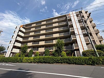 外観：コンビニやショッピングモールなどの暮らしを支える施設が身近に存在する、利便性高い住環境です。