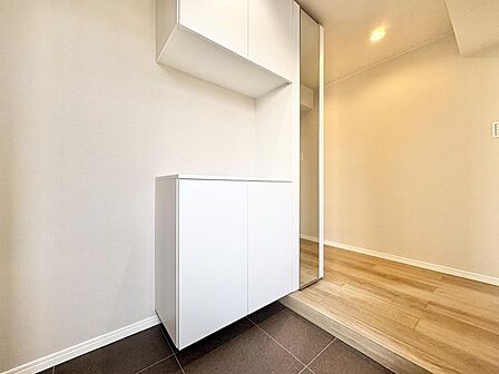 住まいの顏となる玄関。お気に入りの小物や写真を飾ることで、さわやかな気持ちで外出できそうです。
