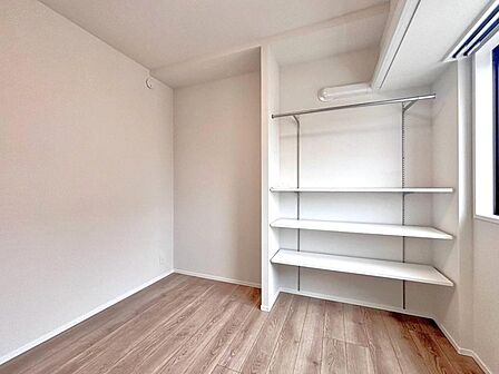 テレワークなどの作業部屋や家事室、子供部屋としても便利なお部屋です。