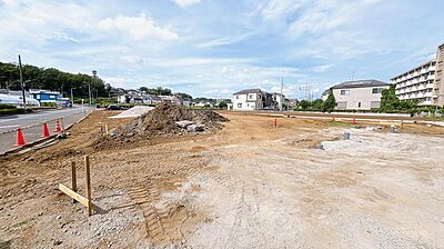 外観:分譲地内道路は、居住者以外の車の通行が比較的少なく、お子様と通行する際に安心です。 外観:分譲地内道路は、居住者以外の車の通行が比較的少なく、お子様と通行する際に安心です。