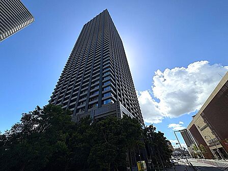 「現地外観写真」充実した室内設備や共用設備と、便利な周辺環境が整った、魅力的な住まいです。ぜひ、お気軽にお問い合わせください。