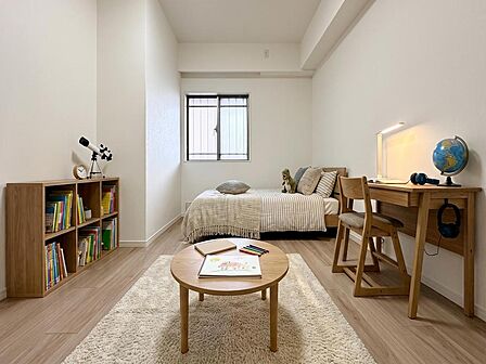 腰高窓のため家具を配置しやすく、お部屋作りの幅が広がりそうです。※バーチャル加工を施しています。