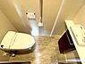 トイレ：サッと手を洗える、手洗いカウンター付きのトイレスペースです。