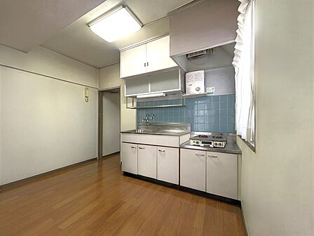 キッチンは作業がしやすい壁付けタイプです。※リフォーム前の室内写真です。