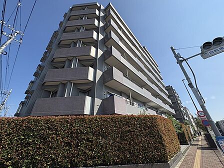 角住戸のため、家族以外が玄関前を通り抜けることが少なく、プライバシーの保ちやすい住戸です。