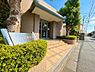 エントランス：スーパー・小学校が徒歩圏内にあり、日々の生活がしやすくファミリー層にもおすすめの住環境です。※バーチャル加工を施しています。
