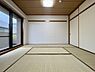 和室：落ち着いた雰囲気の和室です。畳の上で、ご家族みんなでゆったり寛げます。