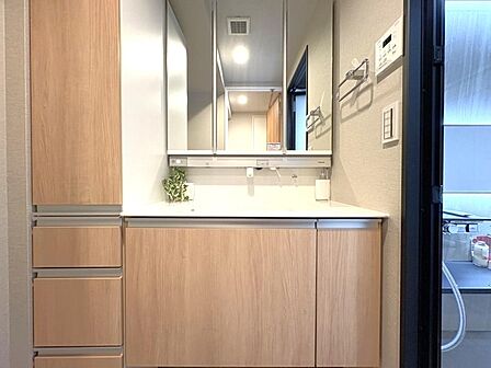 清潔感がある空間は、朝の身支度も気持ちよく行えそうです。
