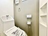 その他：(現地モデル棟写真)清潔感があるトイレです。仕様の詳細など、気になることはお気軽にお尋ねください。