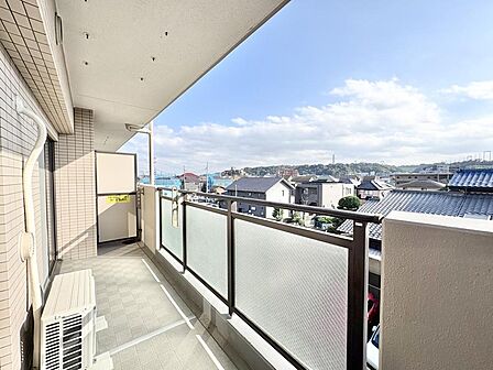 テーブルや椅子を配置して、寛ぎのスペースとしても利用可能。おうち時間の楽しみが広がりそうです。
