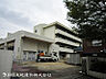 周辺：【新吉田第二小学校】850ｍ　落ち着いた住宅街にあり、地域とのつながりを大切にした温かい学校です。子どもが主体的に学べる環境が整い、安心して通える小学校として親しまれています。