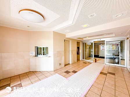【エントランス】管理の行き届いたマンションでペットとともに暮らすことが出来ます。