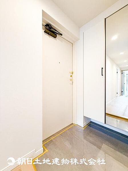 【玄関】大切な家族、お客様をお迎えする玄関は住宅の入口。落ち着いた雰囲気。