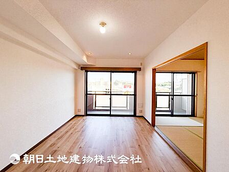 【リビング】大切なご家族、招いた友人と過ごすひと時を溢れる光が優しく包み込む空間。