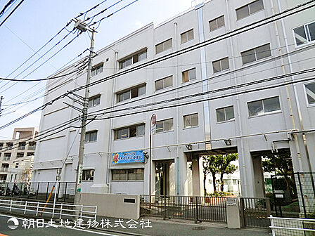 【境木中学校】1200m 旧東海道の面影が残るエリアに位置し、地域とのつながりを生かした学びを実践しています。職業インタビューなど進路学習もしっかりと行っています。