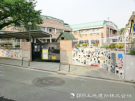 【初音ケ丘幼稚園】480ｍ　遊びと学びのバランスがよく評価の高い幼稚園です。遠足や制作、クッキングなどの体験学習も充実しており、お子様の経験値をしっかり積むことができます。